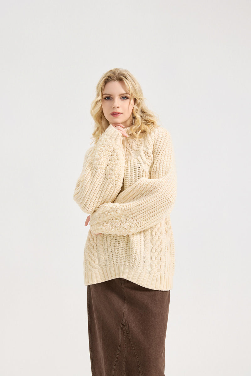 Pull-over oversize à col roulé et manches lanternes pour femme, collection automne 2025, en maille côtelée.